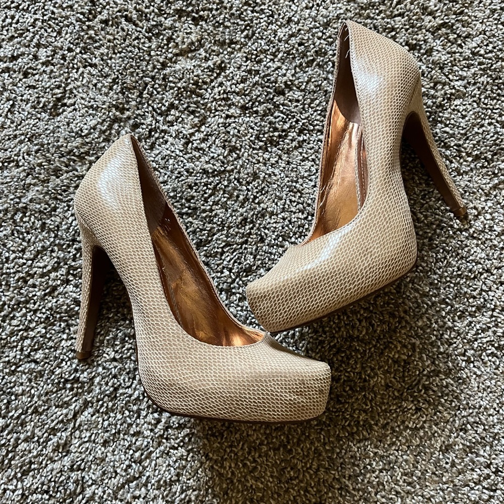 BCBG Size 6 Taupe Texture Snake skin 4’ heel. Brand New without box.